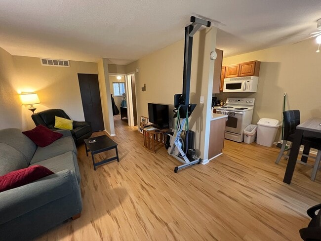 Open floor design Living, dining, kitchen - 3393 Madison Ave Unidad W128 Rental
