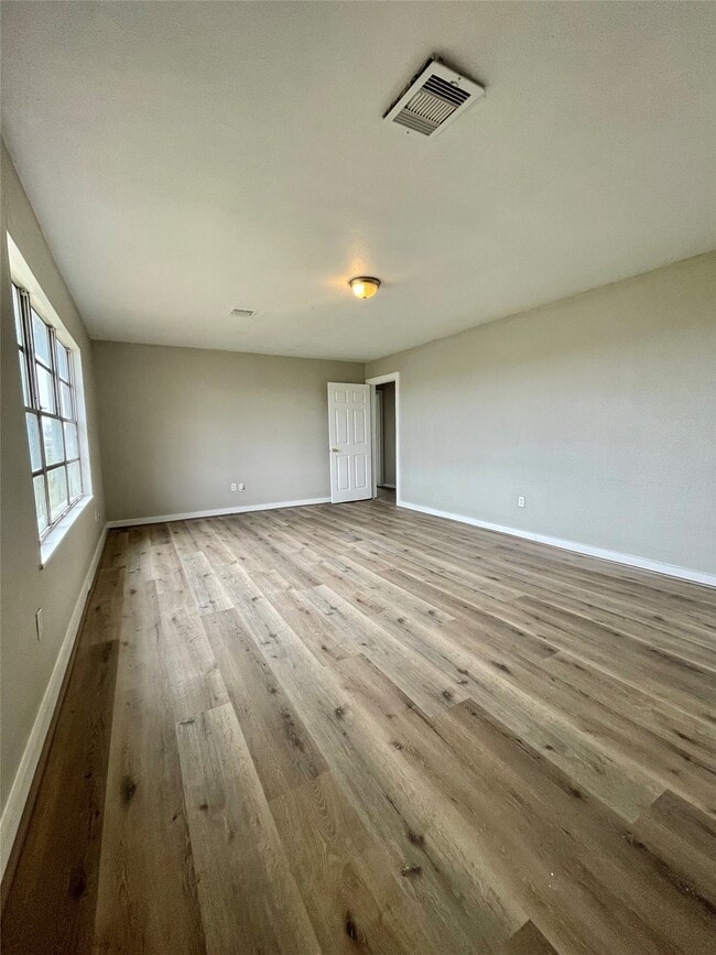 Photo - 327 W 7th St