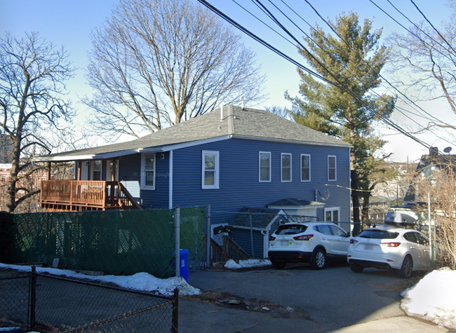 Building Photo - 163 Ferry St Unit 2 Rental