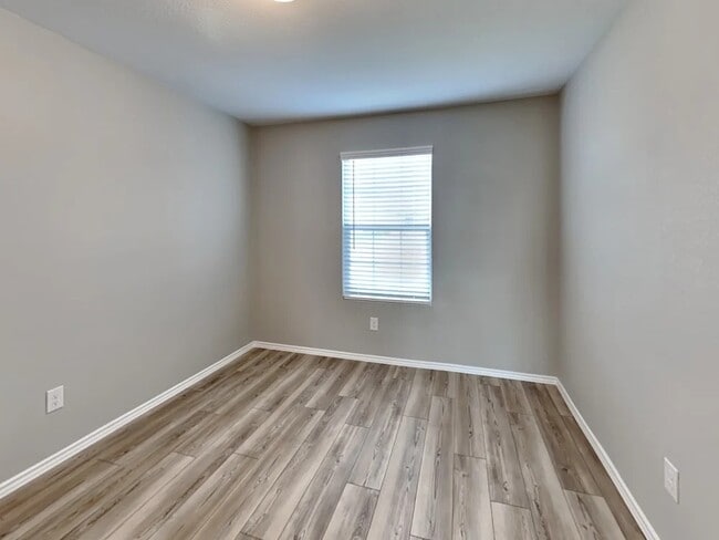 Photo - 315 E 9th St