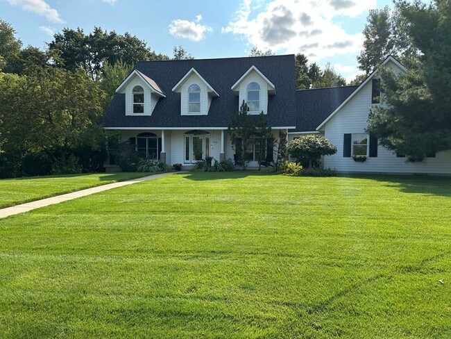 Building Photo - 5 Bedroom home on almost 2 acres