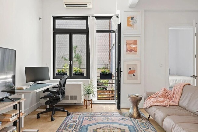 Building Photo - 242 S 1st St Rental