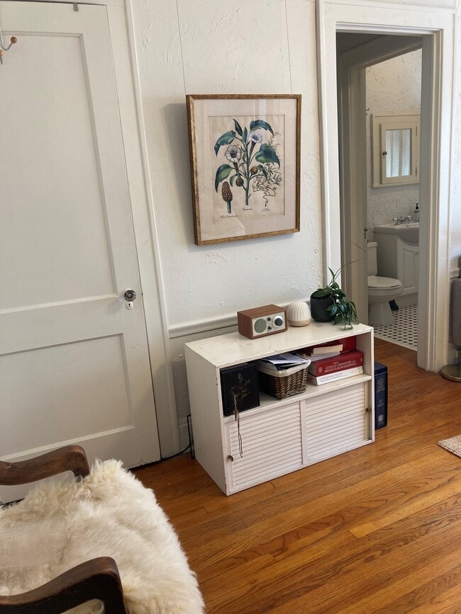 Sala de estar - 2212 Girard Ave S