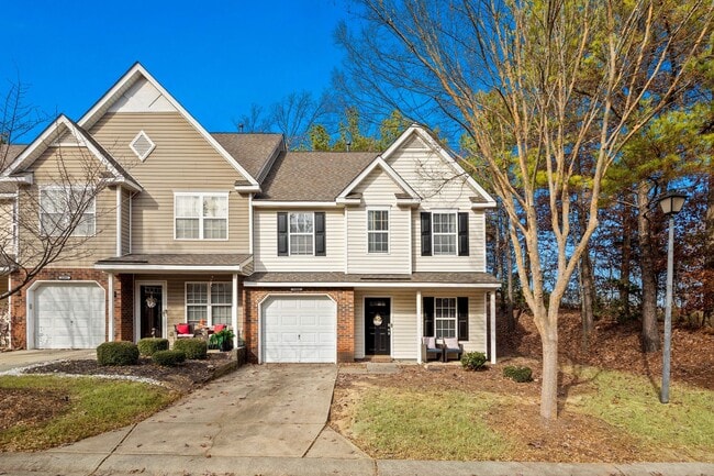 Building Photo - This immaculate 3-bed, 2.5 bath townhome in the Olde Stone Crossing community with the primary be...