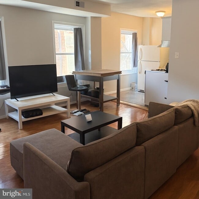 Photo - 2008 Chestnut St Unit 3R