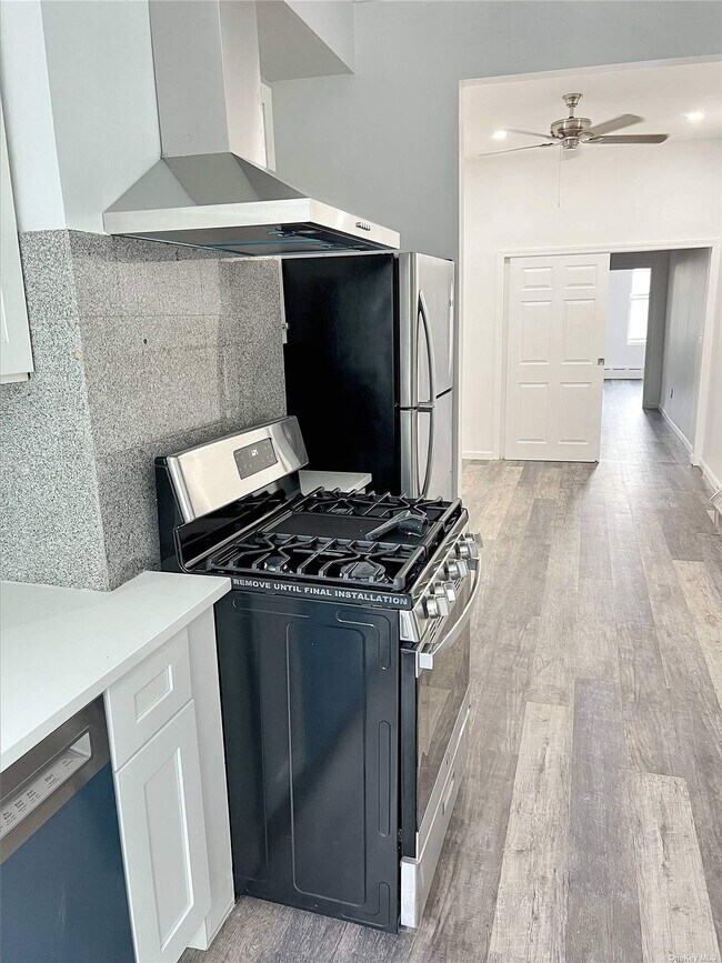 585 Onderdonk Ave House House Rental in Queens, NY