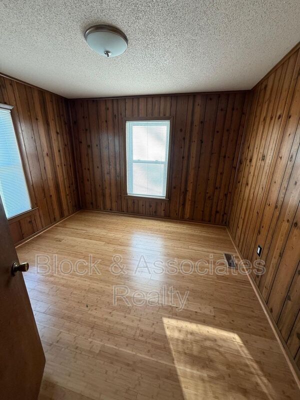 Photo - 524 W Wainman Ave