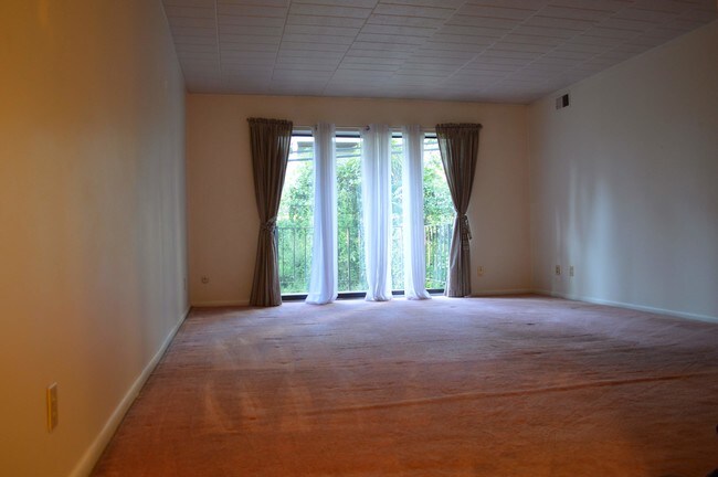 Living Room - 521 Forest Green Dr Unit 521