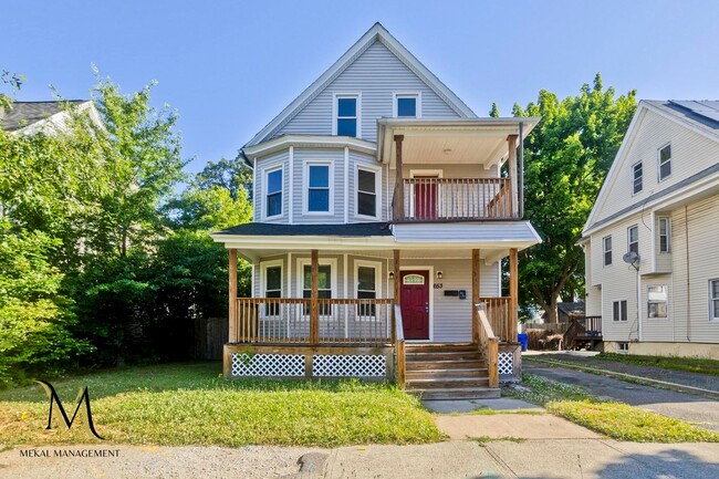 Building Photo - Single Family Home just minutes away from E. Longmeadow!