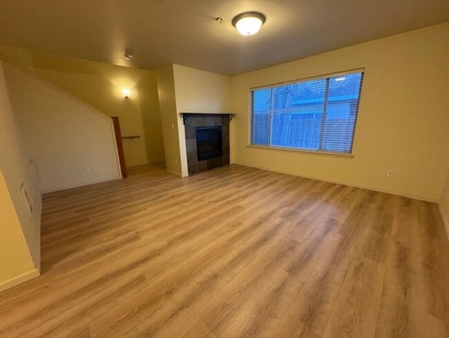 Building Photo - ro17 Unit 3