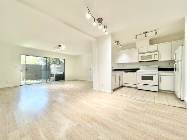 Building Photo - 4401 Kraft Ave Unit 13 Rental