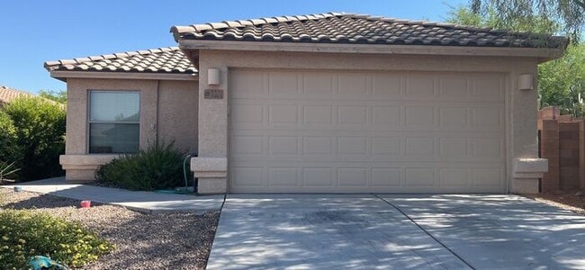 Building Photo - Sun-Drenched 3BR Tucson Residence with Expansive Backyard & Covered Patio