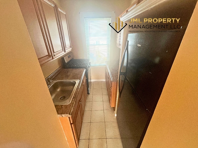 Building Photo - 121 Irving St