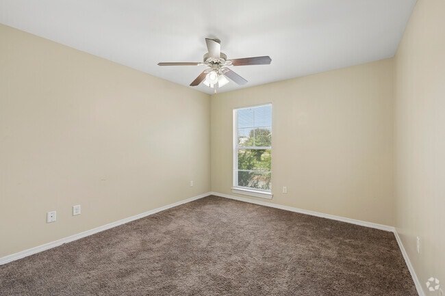 2BR, 1BA - 817SF - Primary Bedroom