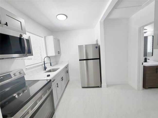Building Photo - 254 E Dania Beach Blvd Unit 4 Rental