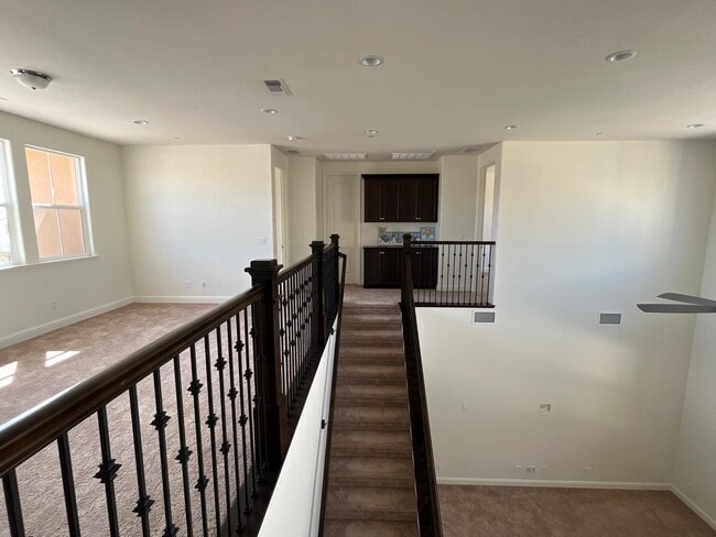 Escaleras - 499 Russell Way