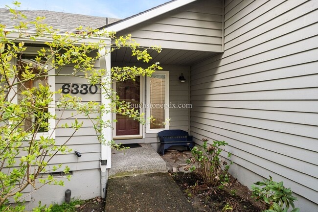 Photo - Sign Now SPECIAL & Move in by 06/15 to Receive 2 WEEKS FREE!!! Charming Beaverton Home w/Art Stud...