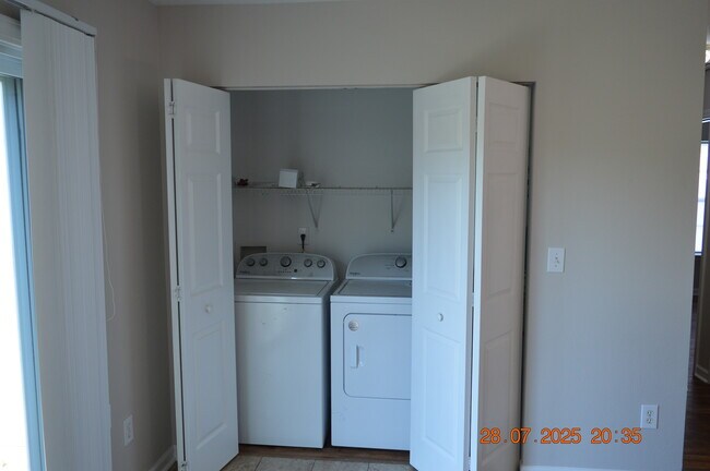 Photo - 869 Silvercrest Dr House