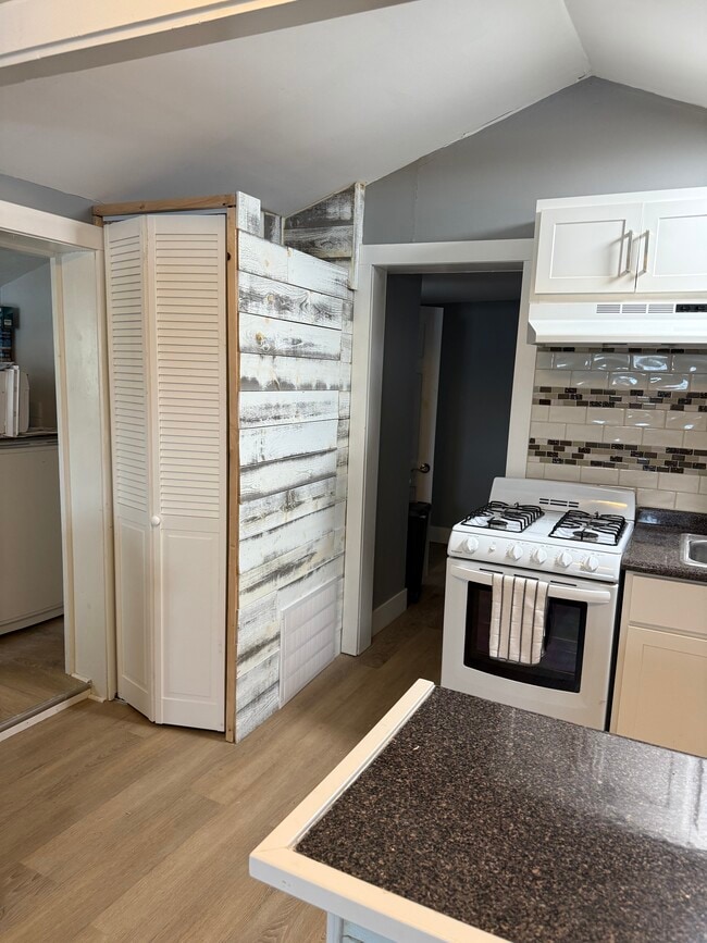 Photo - 7086 Lakeshore Rd
