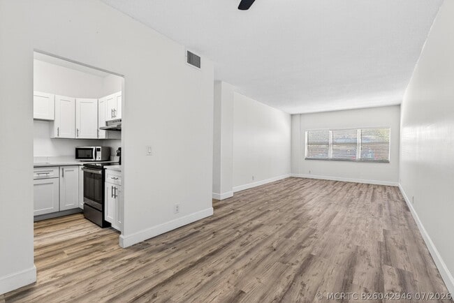 Photo - 2555 NE 11th St Unit 104