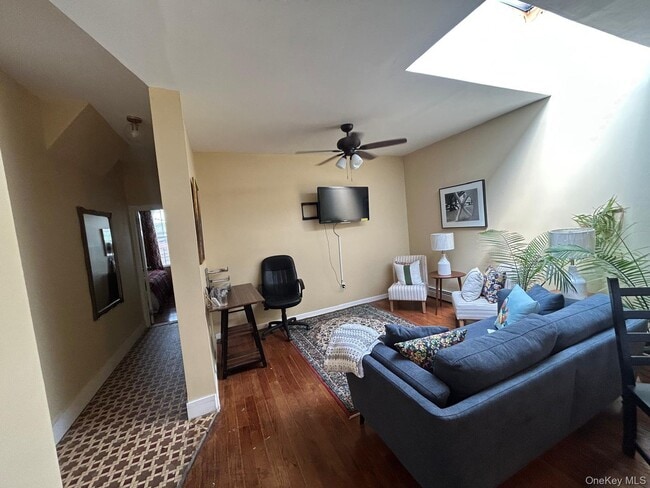 Building Photo - 611 Linwood St Unit 2nd Fl Rental