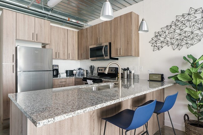 Building Photo - Live in Midtown for $1,515 – Prime Location! Unit MM2 Rental