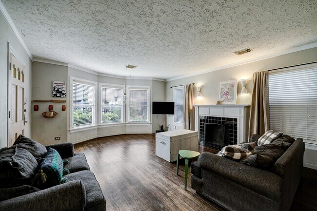 Photo - 610 Oakley St