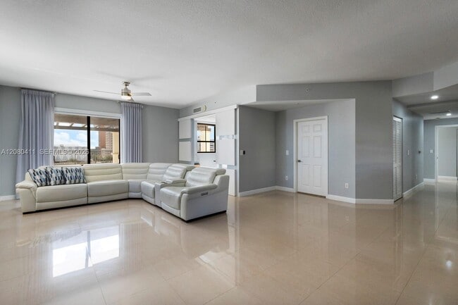 Building Photo - 8390 SW 72nd Ave Unit 612