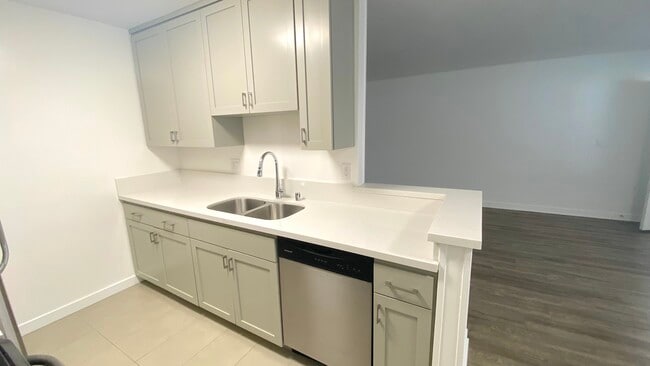 1 + 1 - 310 S Sherbourne Dr