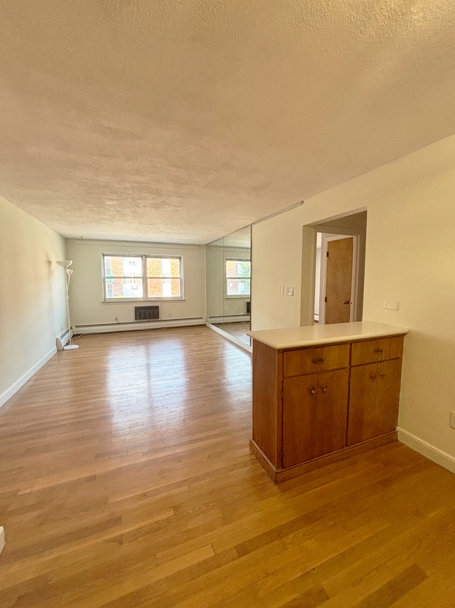Living room - 7 Commonwealth Ct Unit 5