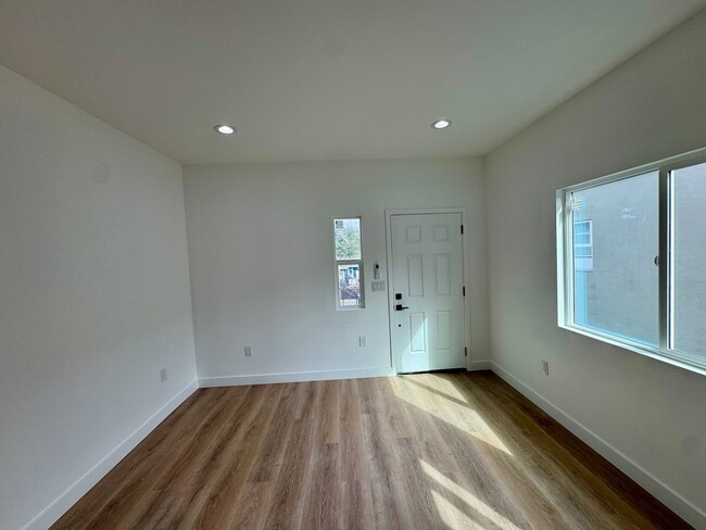 Photo - Large New Construction 1 bed 1 Bath Apartment for Rent In Long Beach! Unidad 7