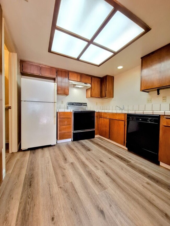 Building Photo - Spacious First Floor 2bd Condo With Laundr...