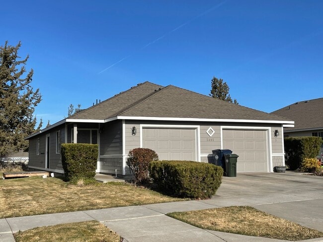 Building Photo - 2 Bedroom, 2 Bathroom Duplex in NE Bend – Available NOW