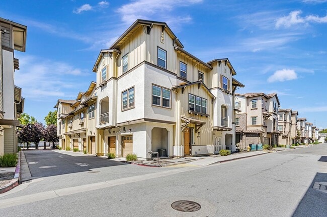 Building Photo - Beautiful Upgraded 2 Bedroom 2.5 Bath Berr...