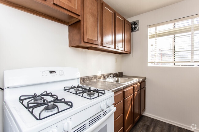 2BR, 1BA - 610 SF