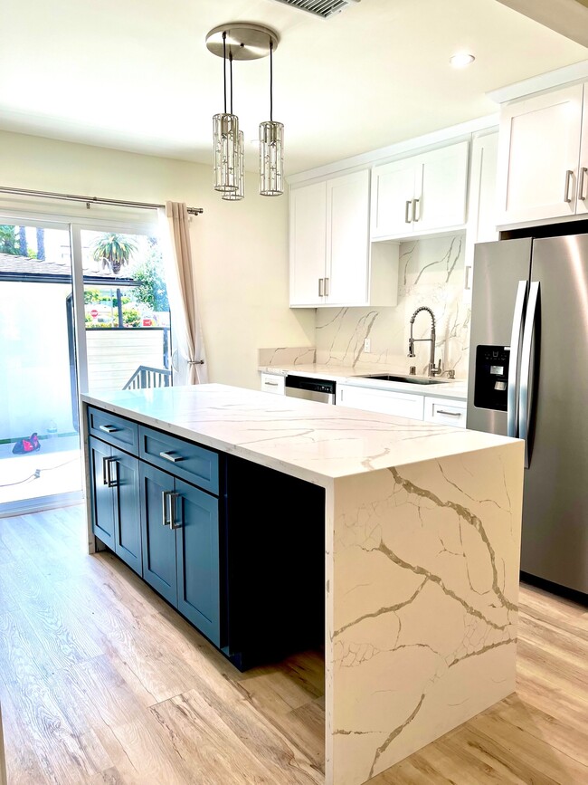 Brand New Kitchen with Quartz counters - 4205 Lincoln Ave Rental