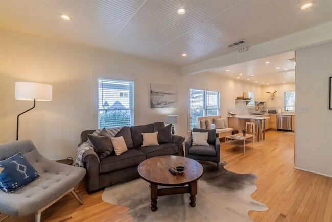 Photo - 1503 Newton St