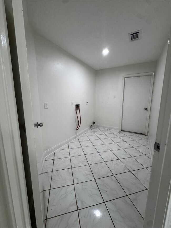 Photo - 2203 Bisontine St