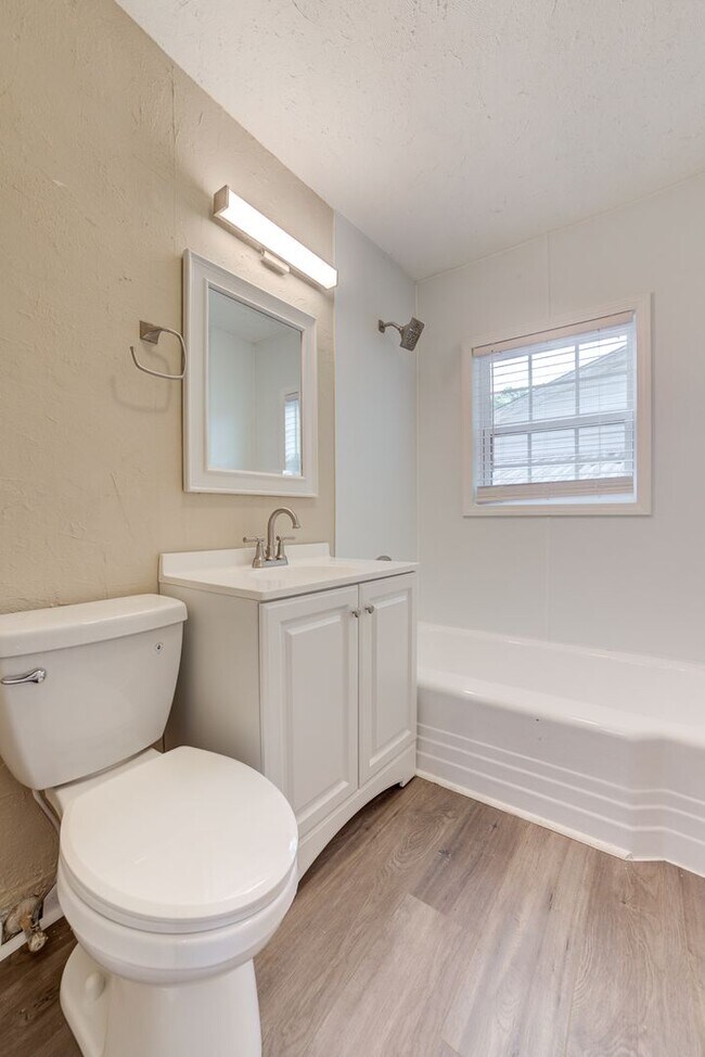 Photo - 1552 E 54th St N