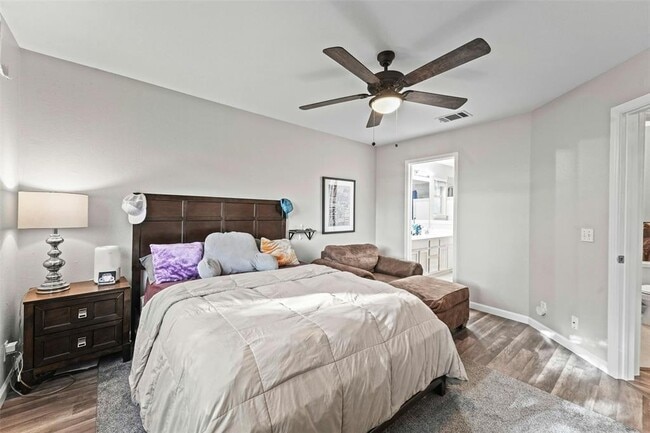 Photo - 9000 Wellesley Dr