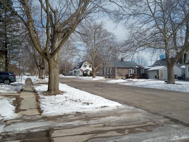 Photo - 611 Croswell St