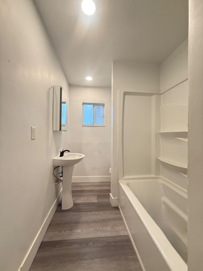 Photo - 43 W 25th St