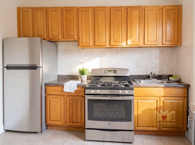 Building Photo - 640 E 239th St Unit 1R