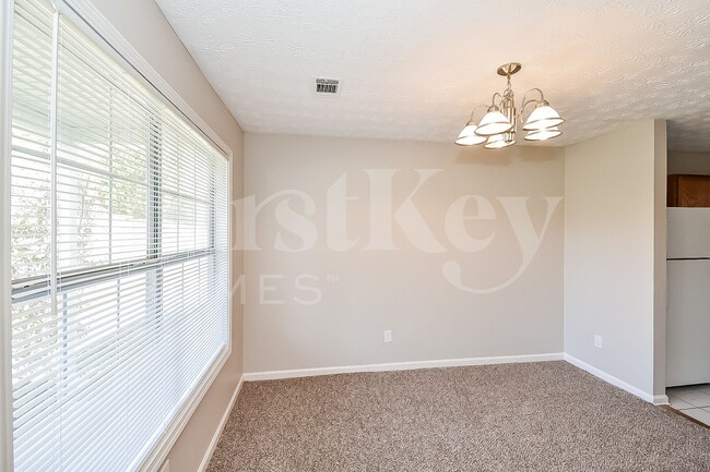 Photo - 5205 Alexander St