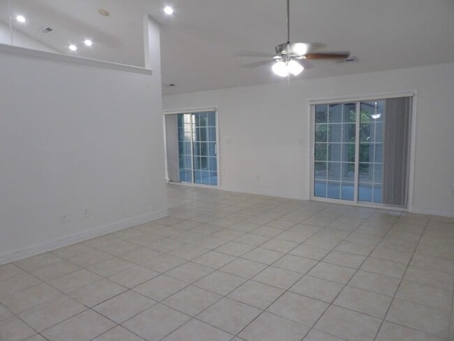 5040 Capulet Cir