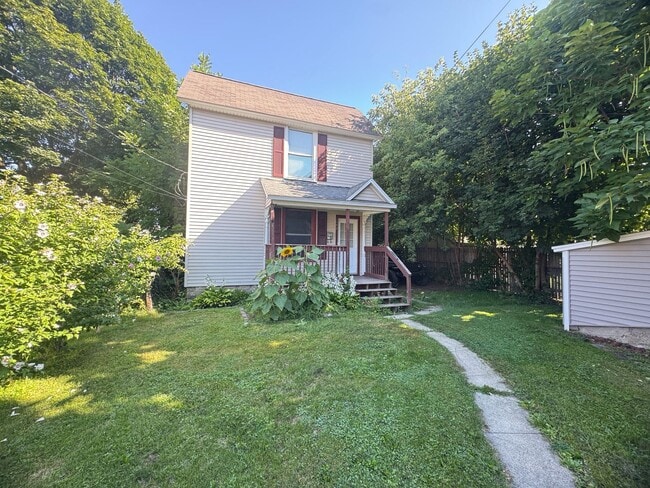 Building Photo - Charming Two-Bedroom Home Awaits!