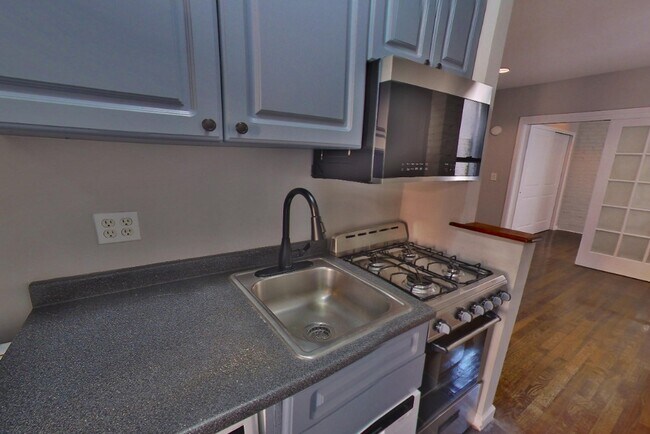 Building Photo - 416 E 13th St Rental
