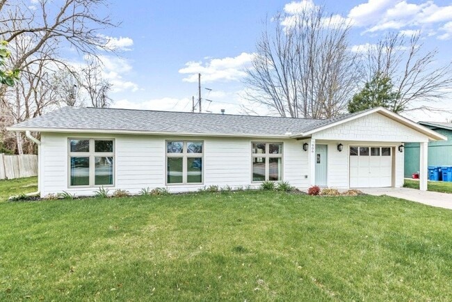 Photo - 906 SE G St