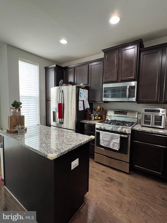 Photo - 310 White Oak Way