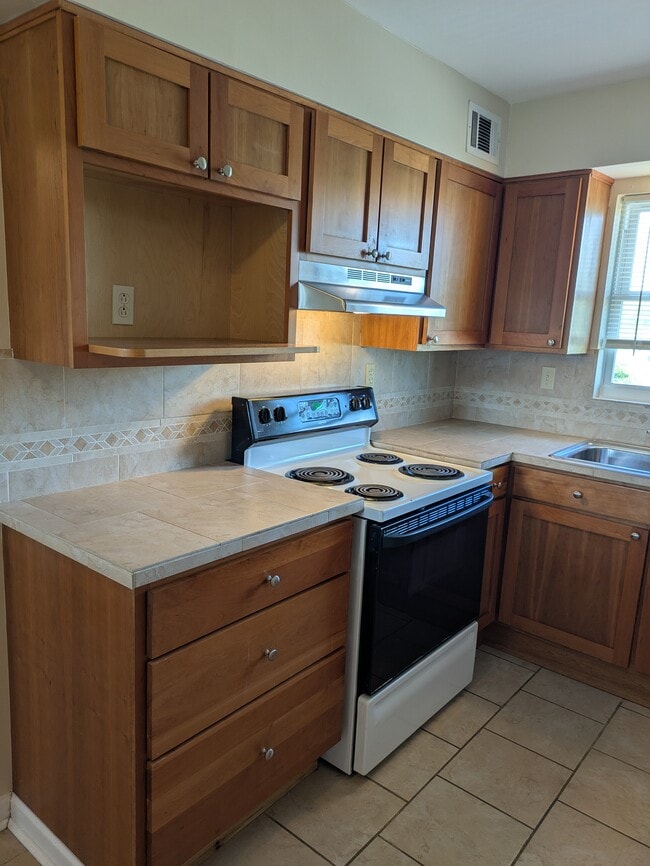 Building Photo - 2909 Abigail Dr Unit Apartment 3